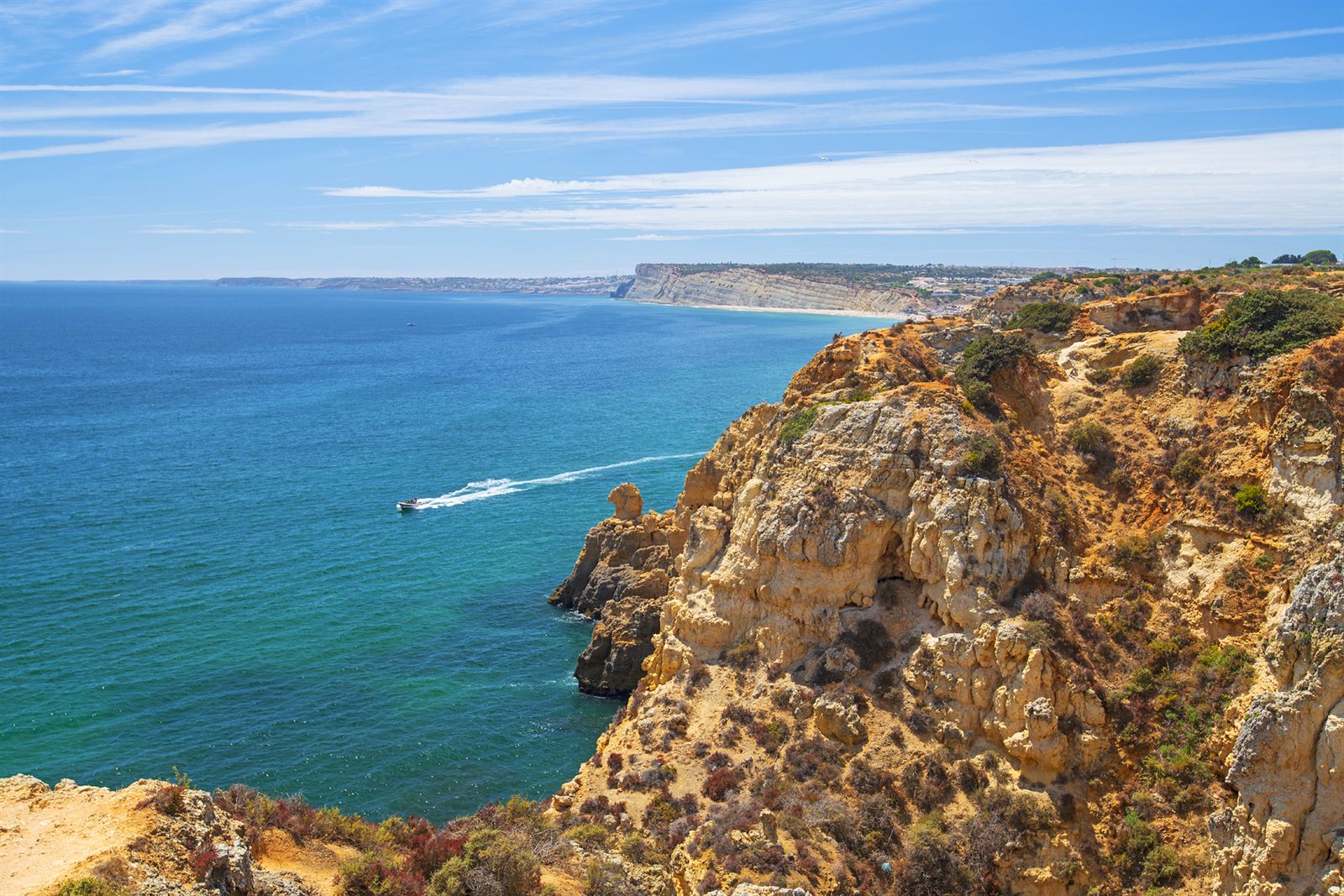 Degraus de pedra íngremes até ao mar